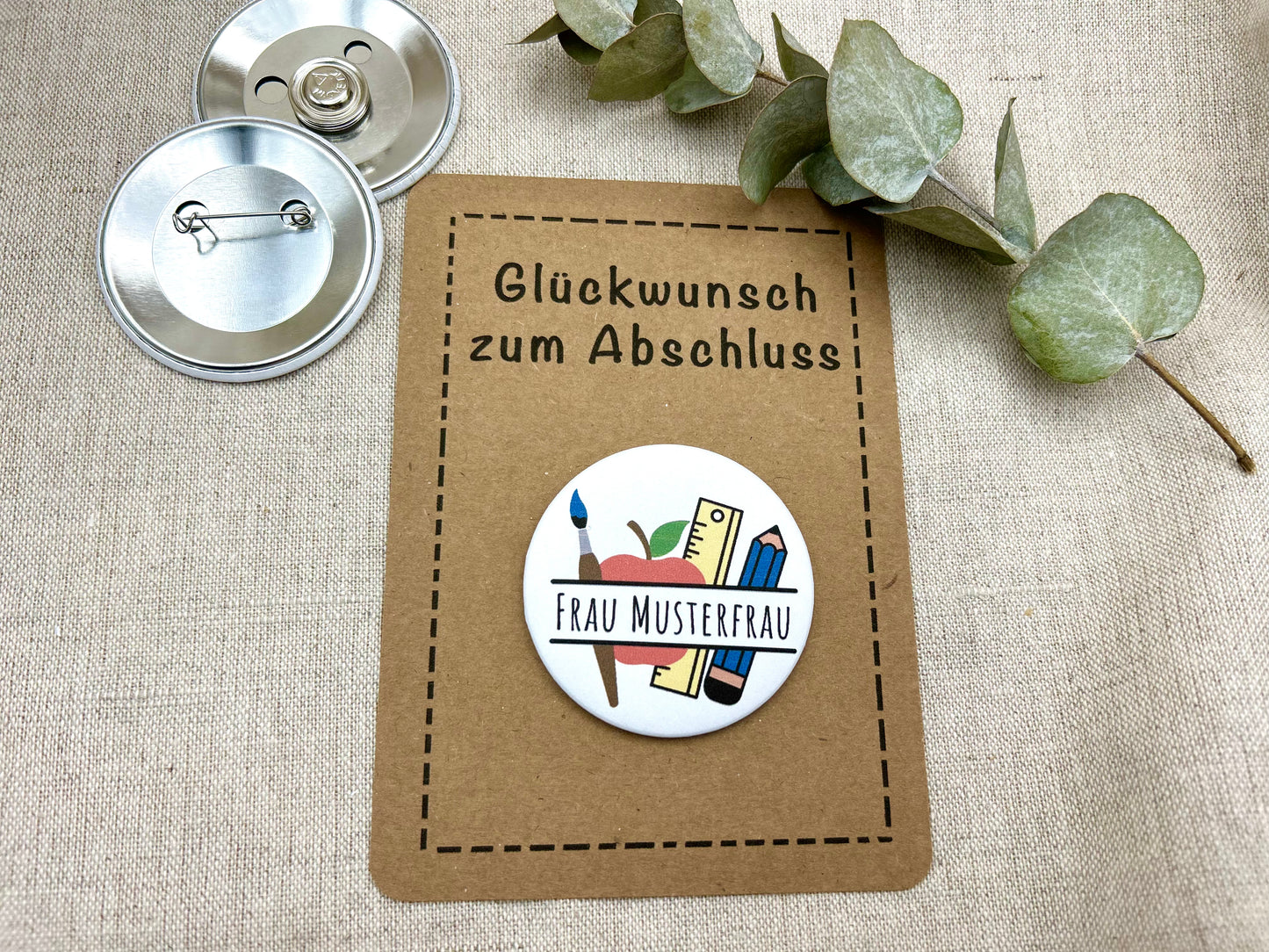 Namensschild Lehrer:in PERSONALISIERT mit Geschenkkarte nach Wahl