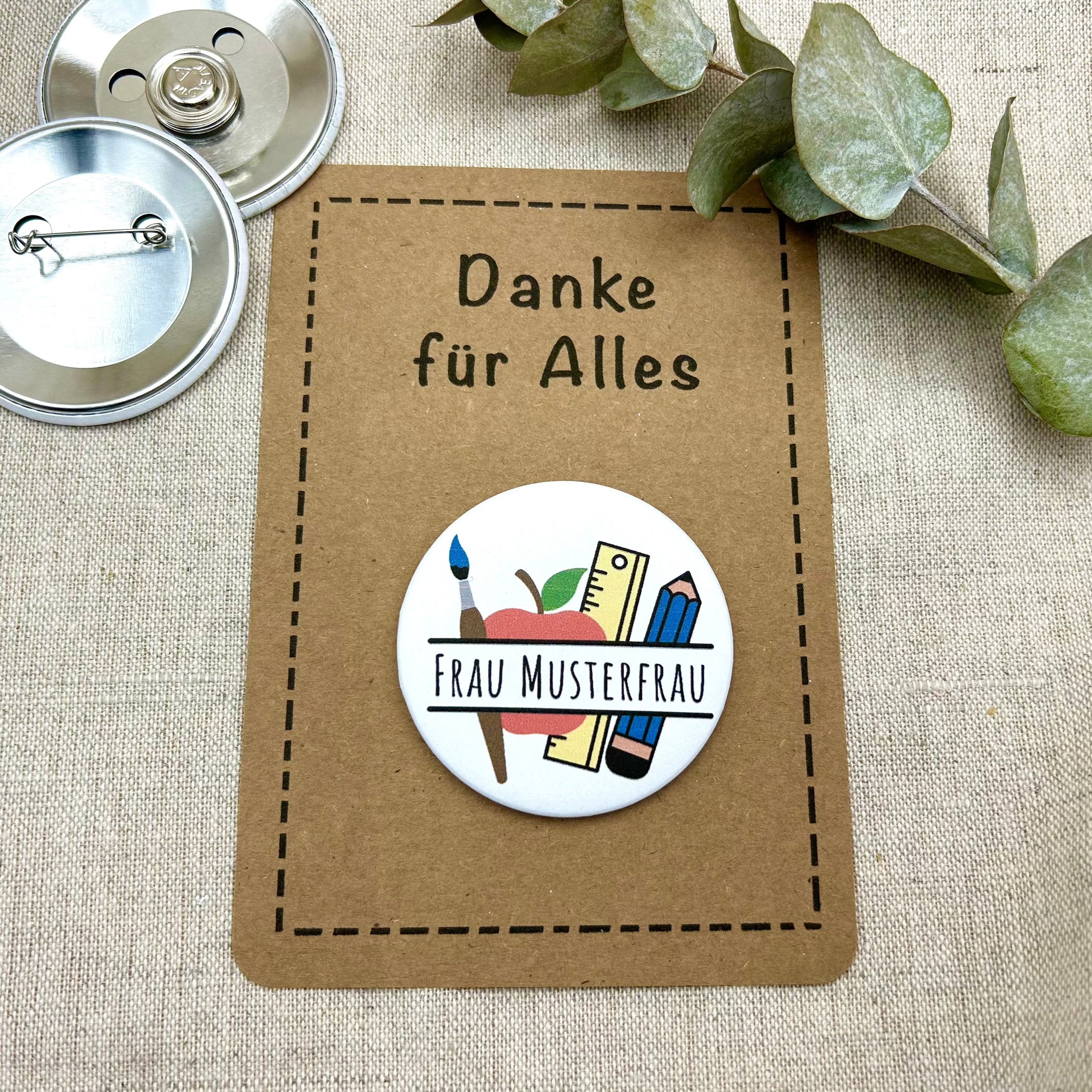 Namensschild Lehrer:in PERSONALISIERT mit Geschenkkarte nach Wahl