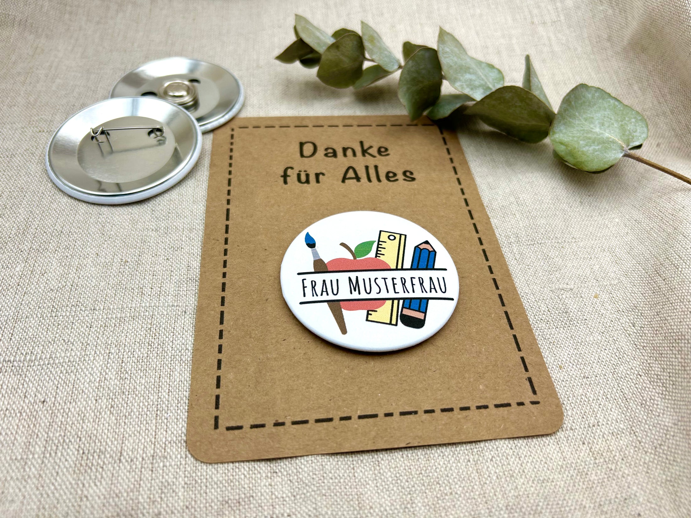 Namensschild Lehrer:in PERSONALISIERT mit Geschenkkarte nach Wahl