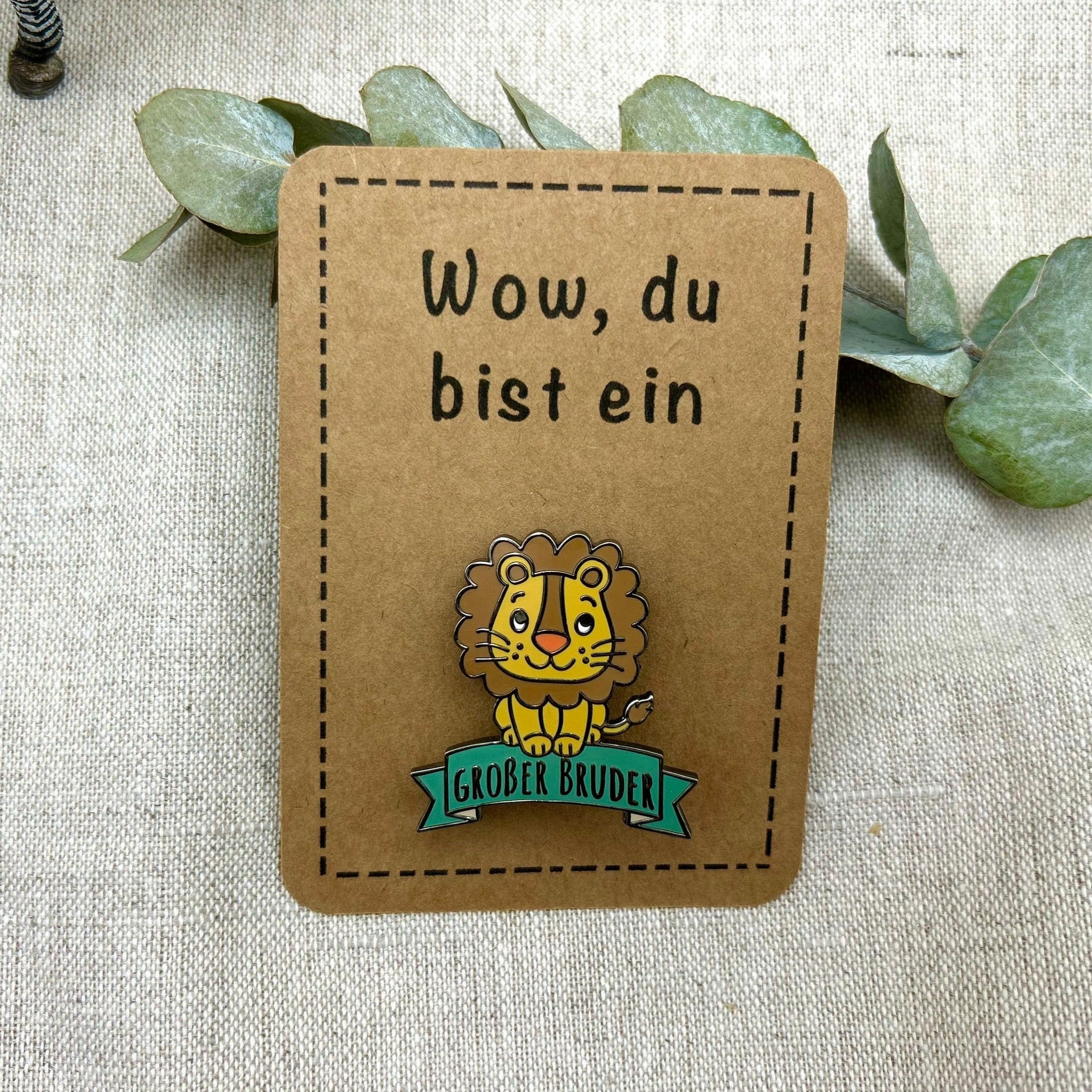 Emaille Anstecker großer Bruder LÖWE