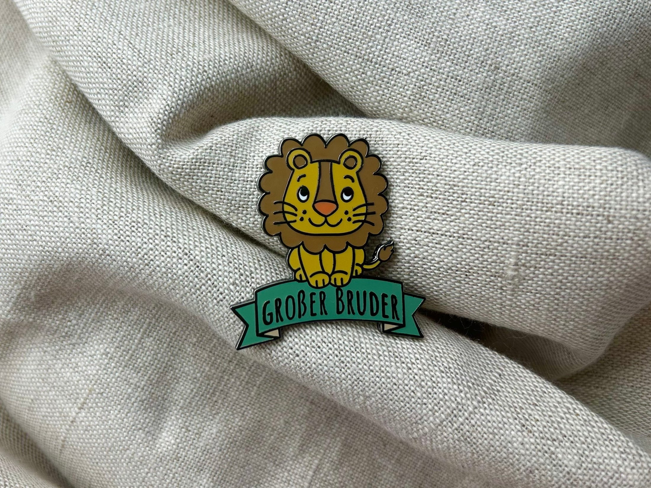 Emaille Anstecker großer Bruder LÖWE