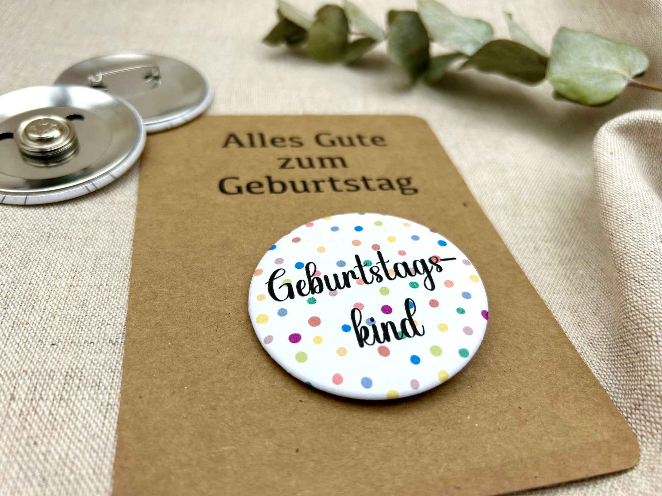 Anstecker Geburtstagskind mit Karte