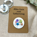 Bild in Galerie-Betrachter laden, Anstecker Geburtstagskind mit Karte
